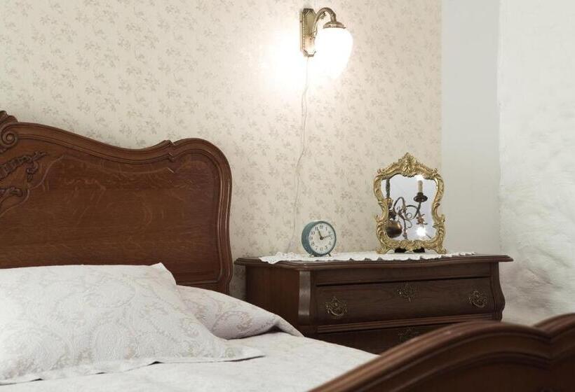 اتاق لوکس, Posti Hostel