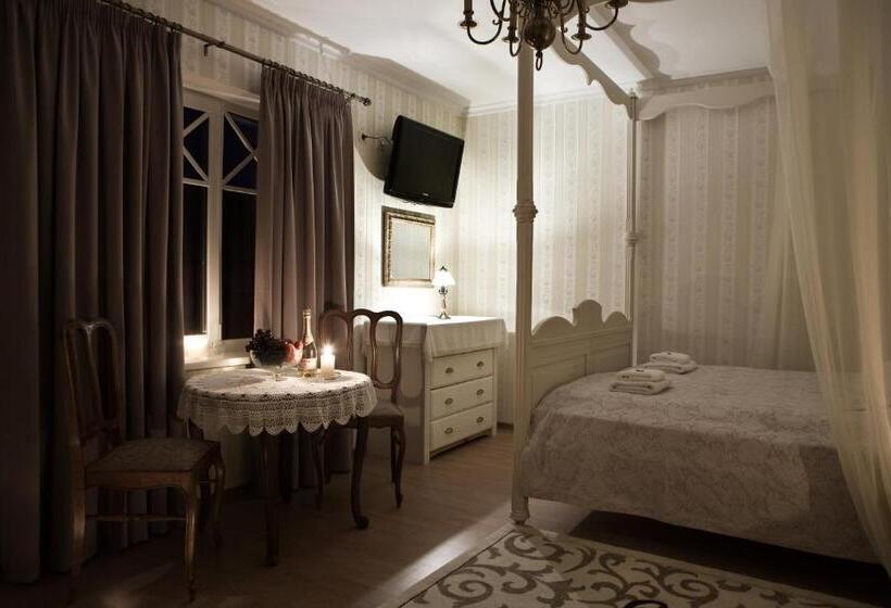 خانه 2 خوابه, Posti Hostel