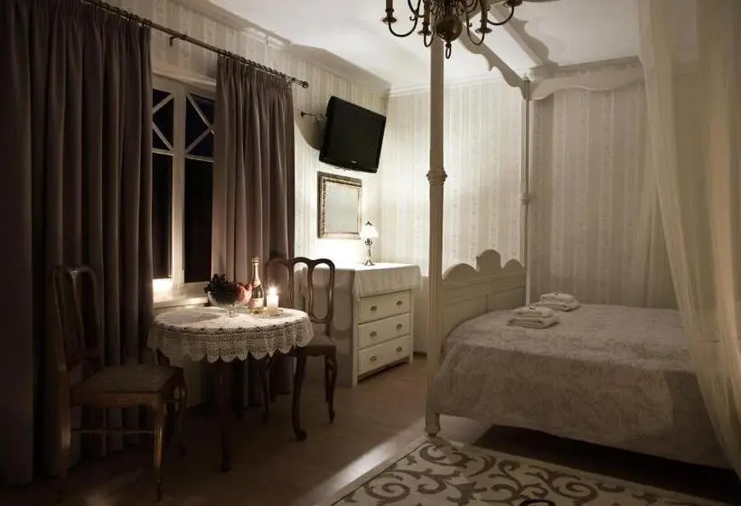 خانه 2 خوابه, Posti Hostel