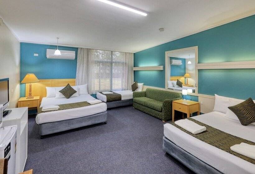 חדר משפחתי, Silver Oaks Motel