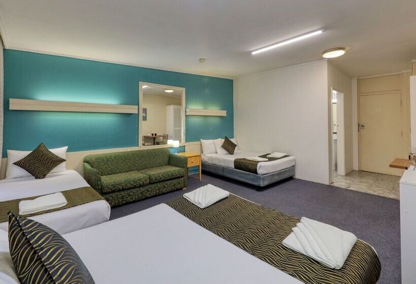 패밀리 룸, Silver Oaks Motel