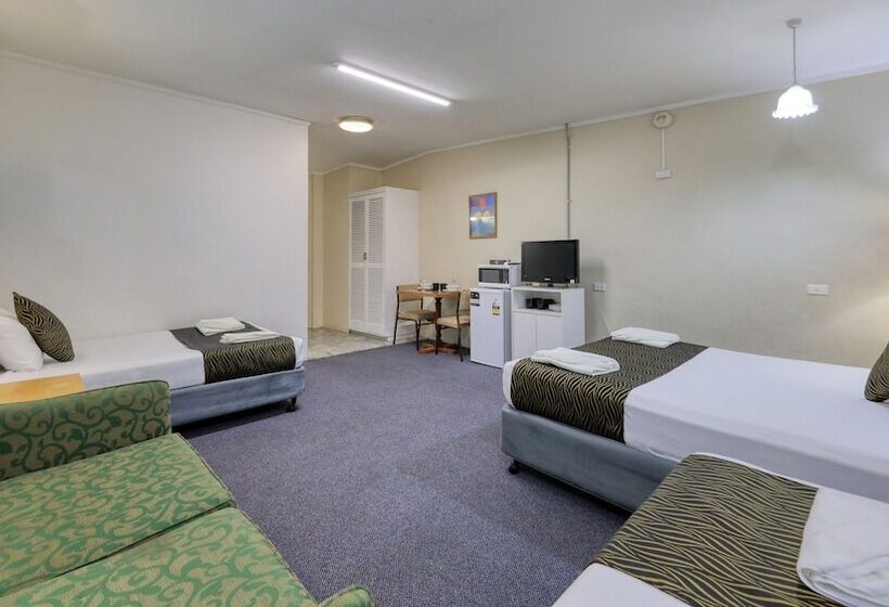 חדר משפחתי, Silver Oaks Motel