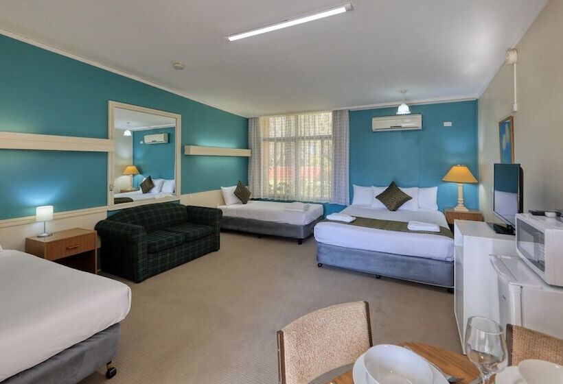 חדר משפחתי, Silver Oaks Motel