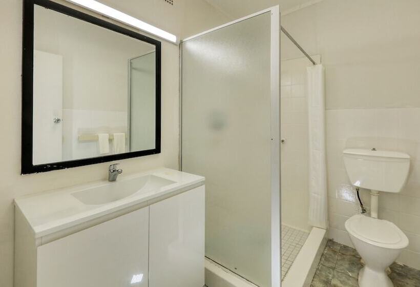 חדר משפחתי, Silver Oaks Motel