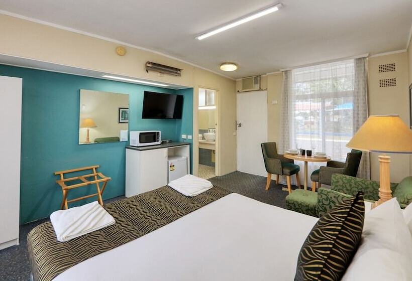 패밀리 룸, Silver Oaks Motel