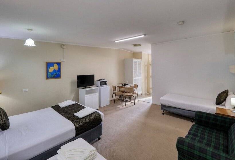 חדר משפחתי, Silver Oaks Motel