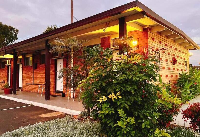 חדר משפחתי, Silver Oaks Motel