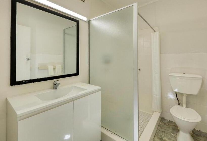 חדר משפחתי, Silver Oaks Motel