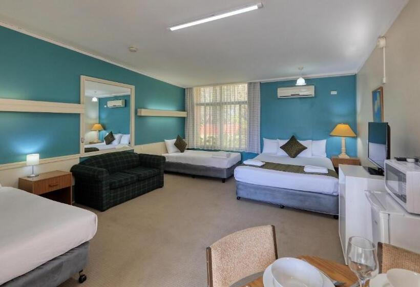 חדר משפחתי, Silver Oaks Motel