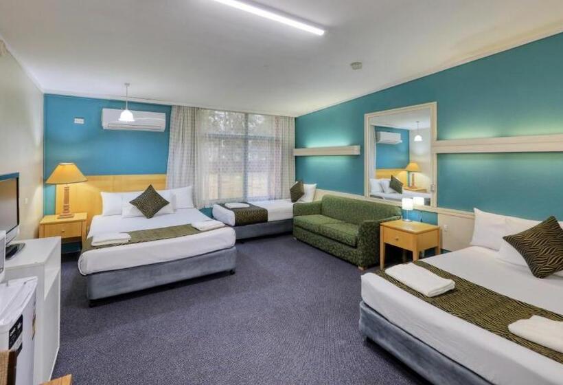 חדר משפחתי, Silver Oaks Motel