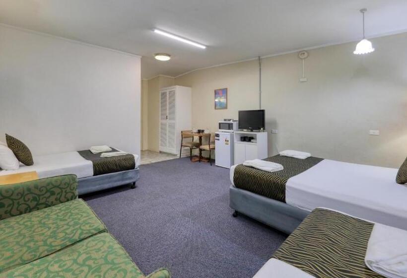 חדר משפחתי, Silver Oaks Motel