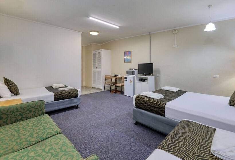 חדר משפחתי, Silver Oaks Motel