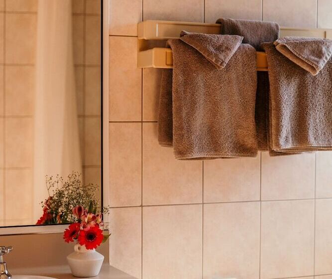 اتاق خانوادگی, Abacus Motel