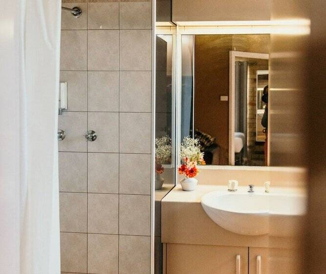 اتاق خانوادگی, Abacus Motel