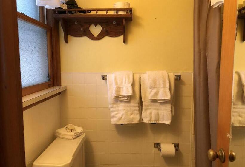 Трехместный Номер Deluxe, Ludington Blue Spruce Inn