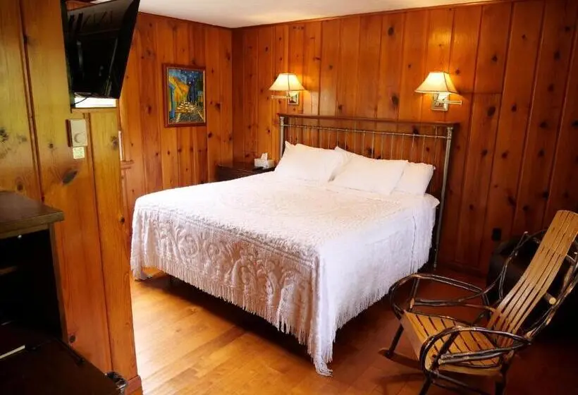 キングサイズベッドのデラックスルーム, Ludington Blue Spruce Inn