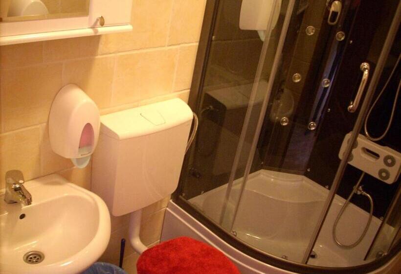 اتاق لوکس چهار تخته, B&b Vila Raj