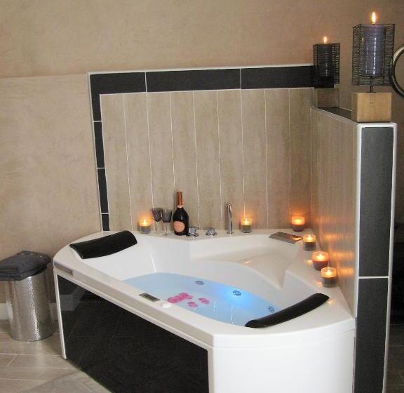 带按摩浴盆的套房, Chambres D'hotes La Chartreuse Des Eyres