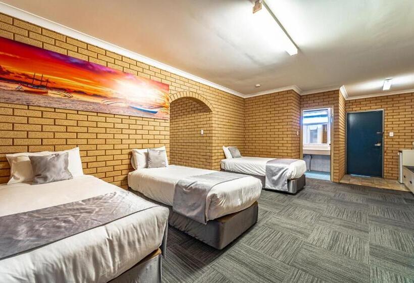 חדר משפחתי, Carnarvon Motel