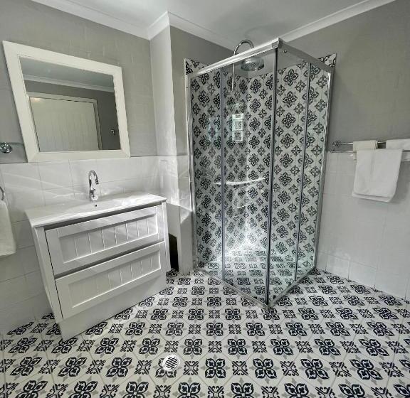 סוויטה, Heritage House Motel & Units