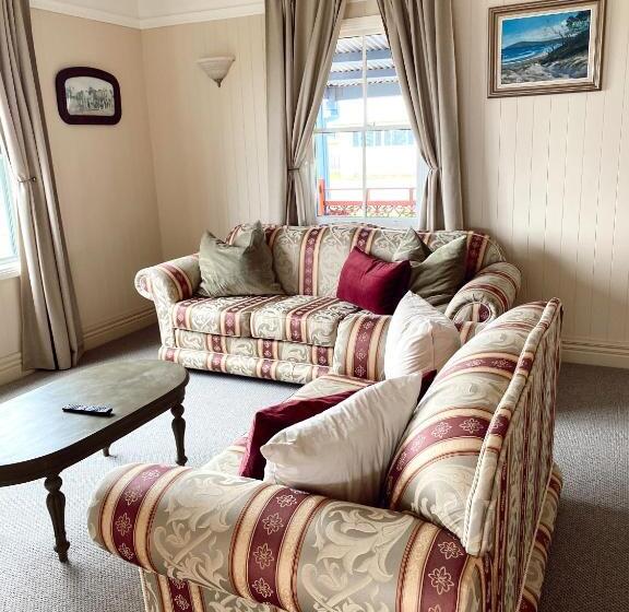 דירת שלושה חדרים, Heritage House Motel & Units