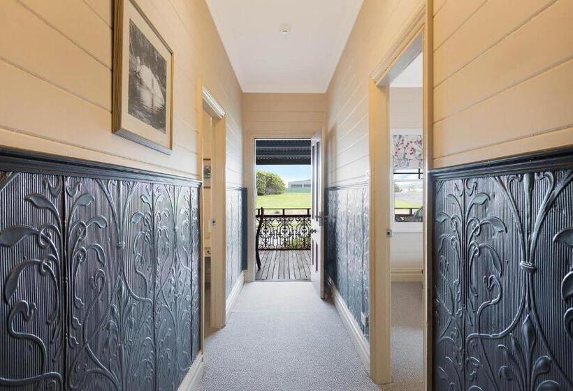 דירת שלושה חדרים, Heritage House Motel & Units