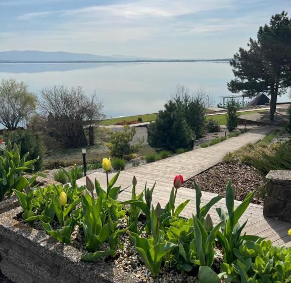 1 Bedroom Apartment Lake View, Eurobus