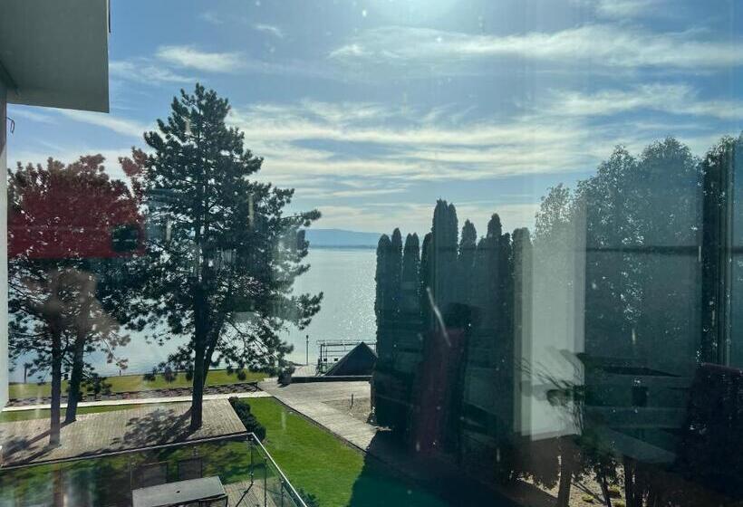 1 Bedroom Apartment Lake View, Eurobus