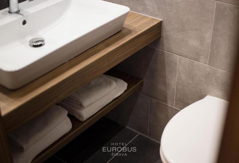 标准三人间, Eurobus