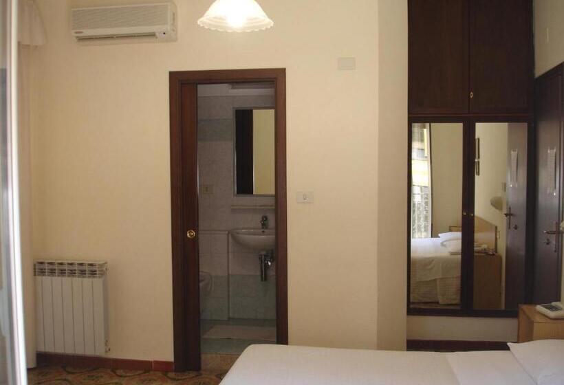 חדר סטנדרט לארבעה, La Rusticana