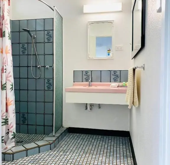 エコノミールーム, Mid Valley Motel