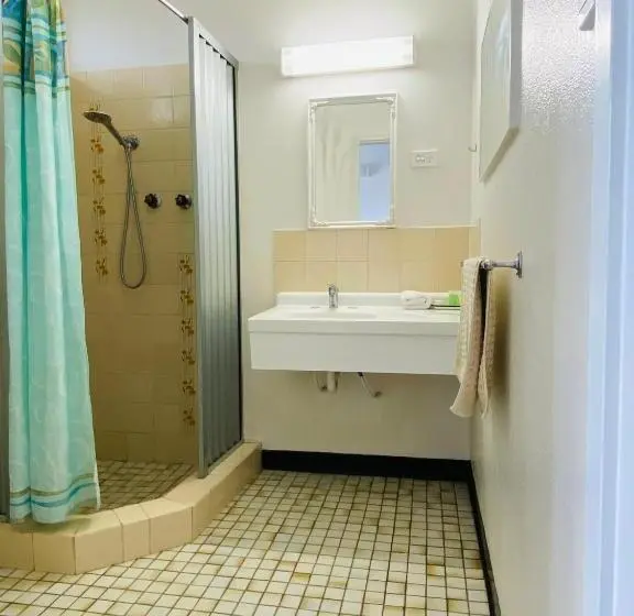エコノミールーム, Mid Valley Motel