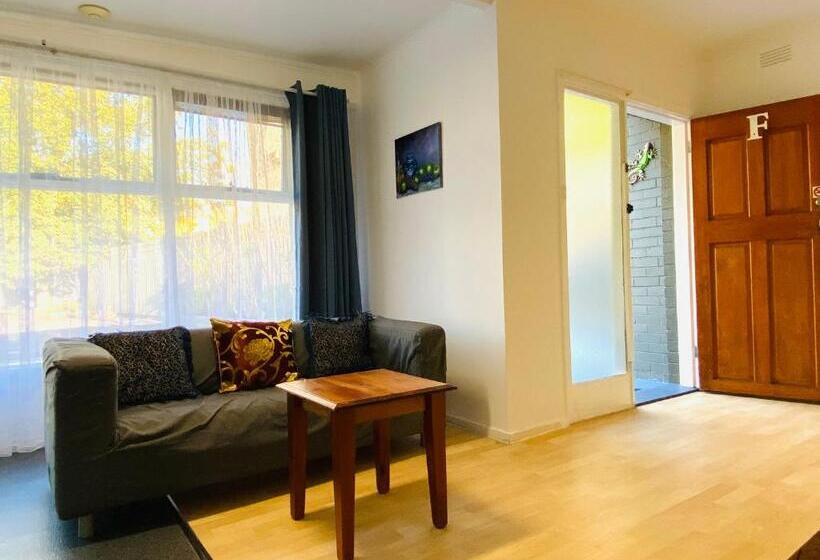 غرفة عائلية, Mid Valley Motel