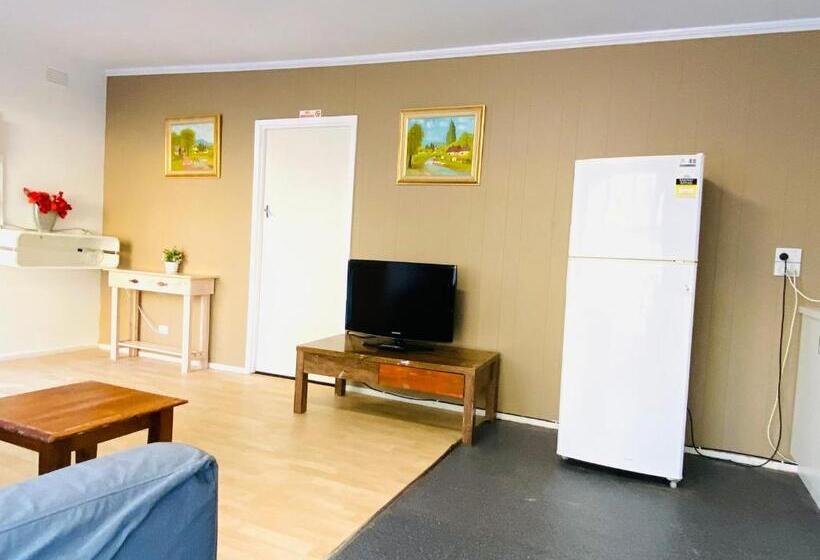 ファミリールーム, Mid Valley Motel