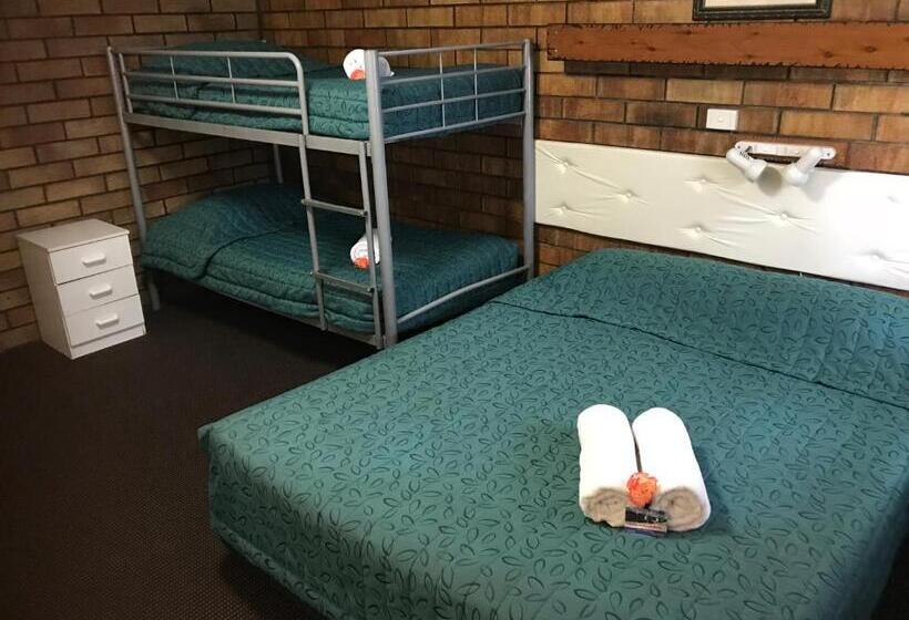 Семейный Номер, Miles Outback Motel