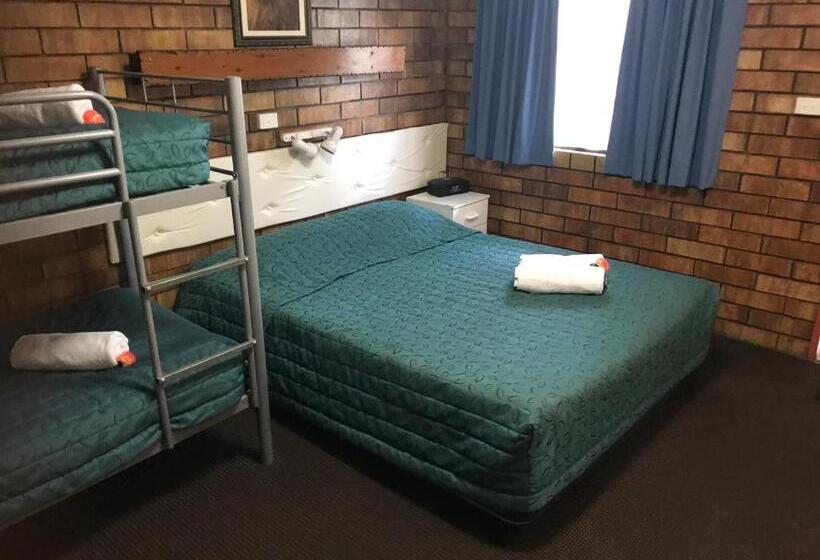 Семейный Номер, Miles Outback Motel