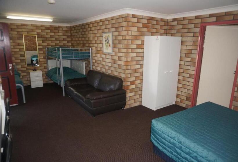 Семейный Номер Deluxe, Miles Outback Motel