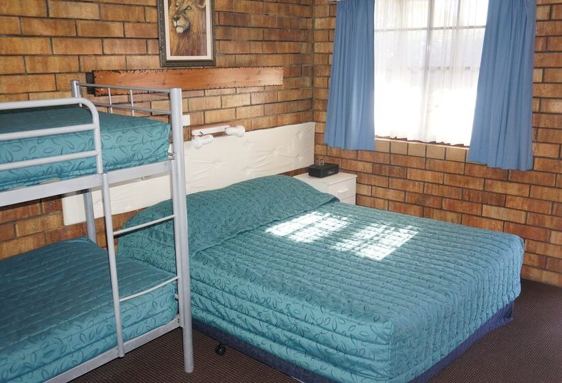 Семейный Номер, Miles Outback Motel