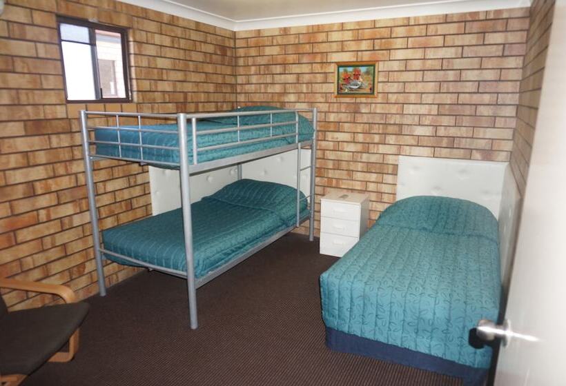 Семейный Номер, Miles Outback Motel