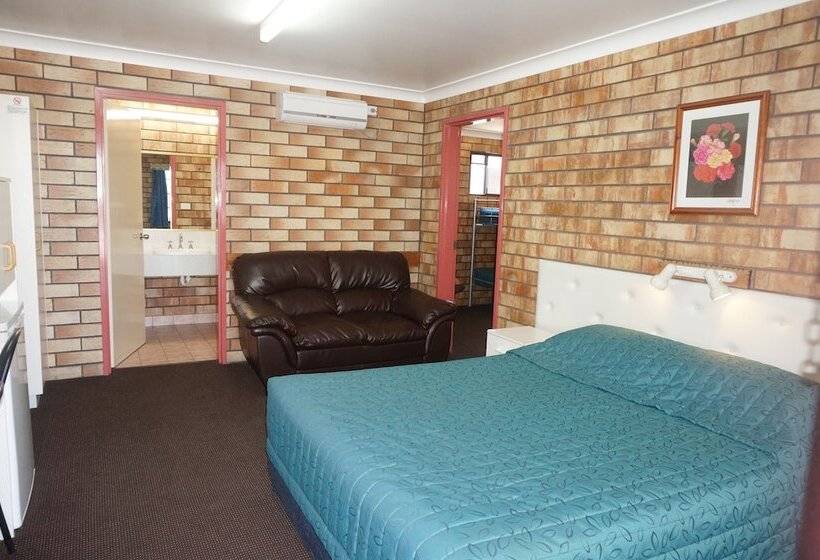 Семейный Номер, Miles Outback Motel