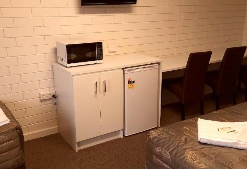 스탠다드 스튜디오, Millicent Motel