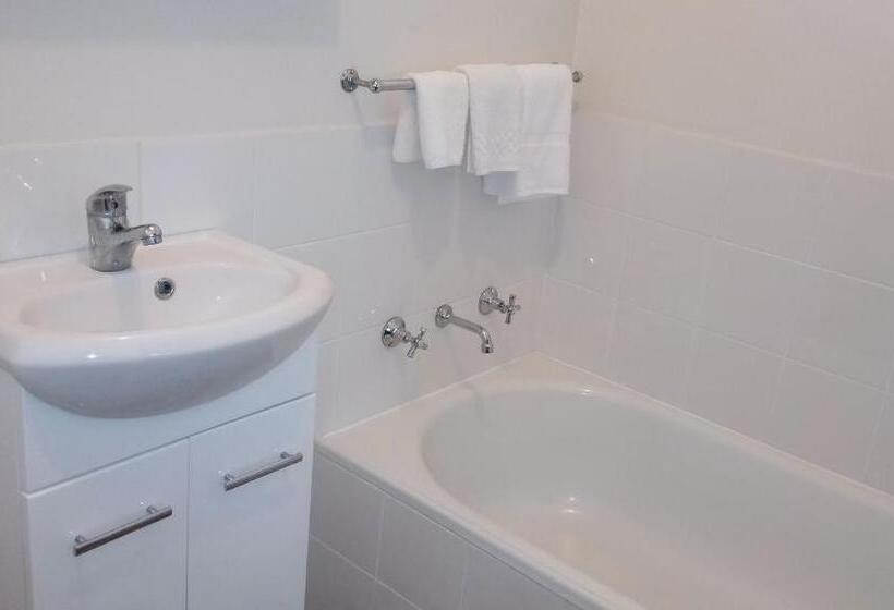 패밀리 스위트, Millicent Motel