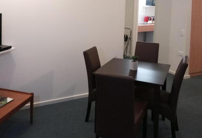 패밀리 스위트, Millicent Motel