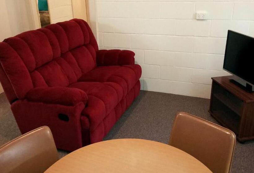 패밀리 룸, Millicent Motel