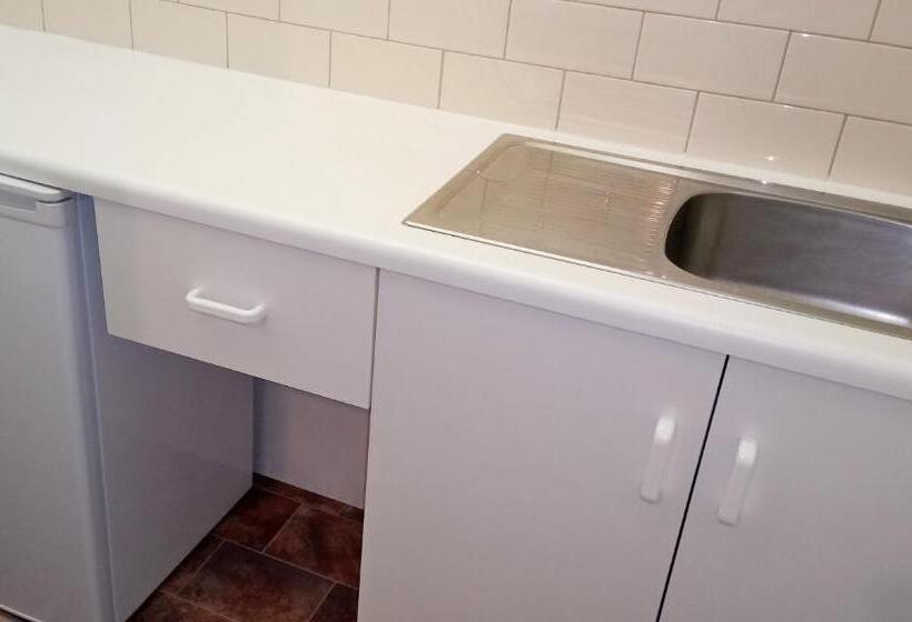 패밀리 룸, Millicent Motel