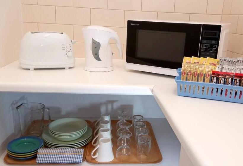 패밀리 룸, Millicent Motel