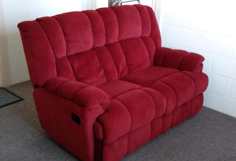 패밀리 룸, Millicent Motel