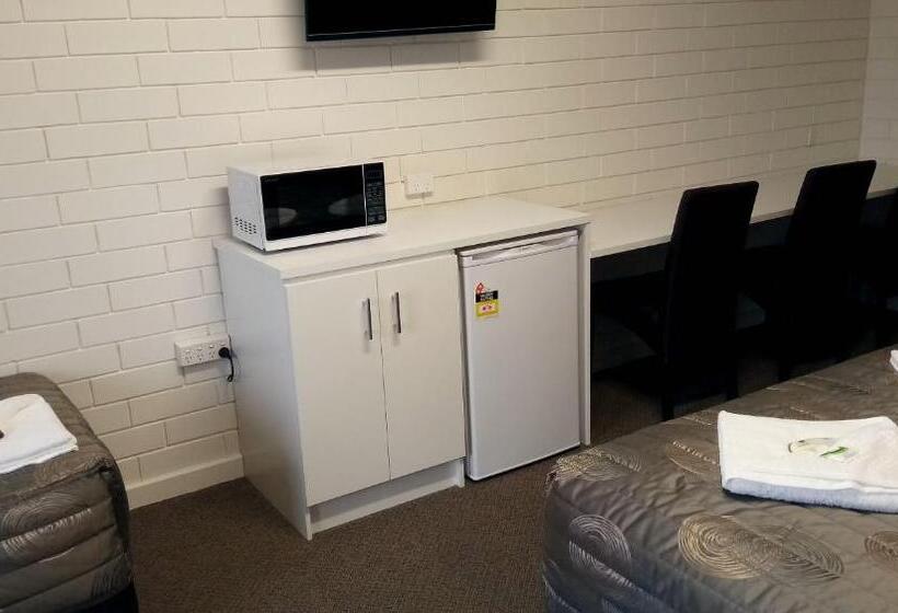 스탠다드 스튜디오, Millicent Motel