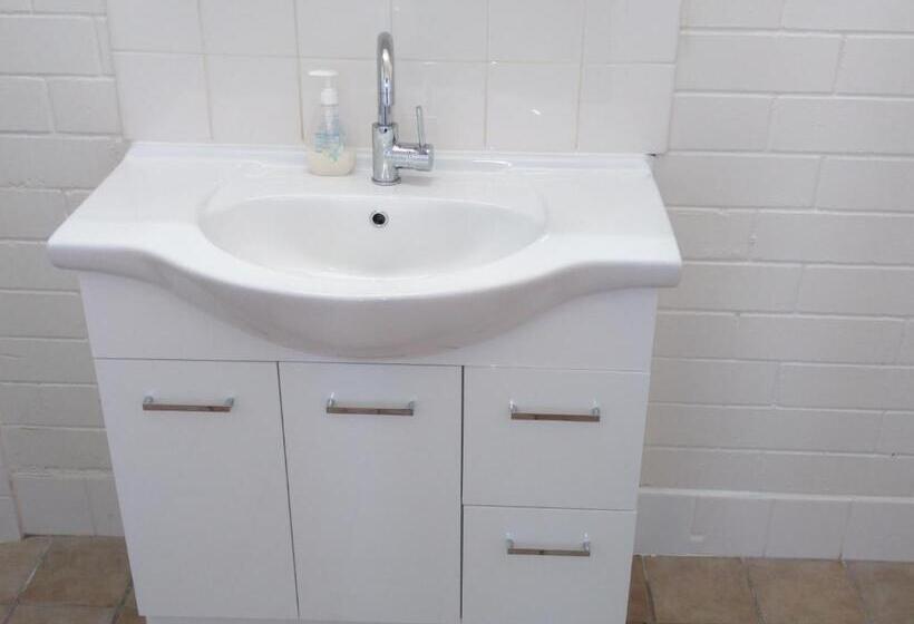 스탠다드 스튜디오, Millicent Motel