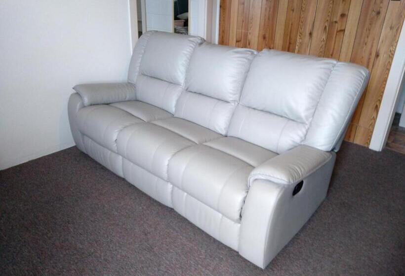 패밀리 룸, Millicent Motel